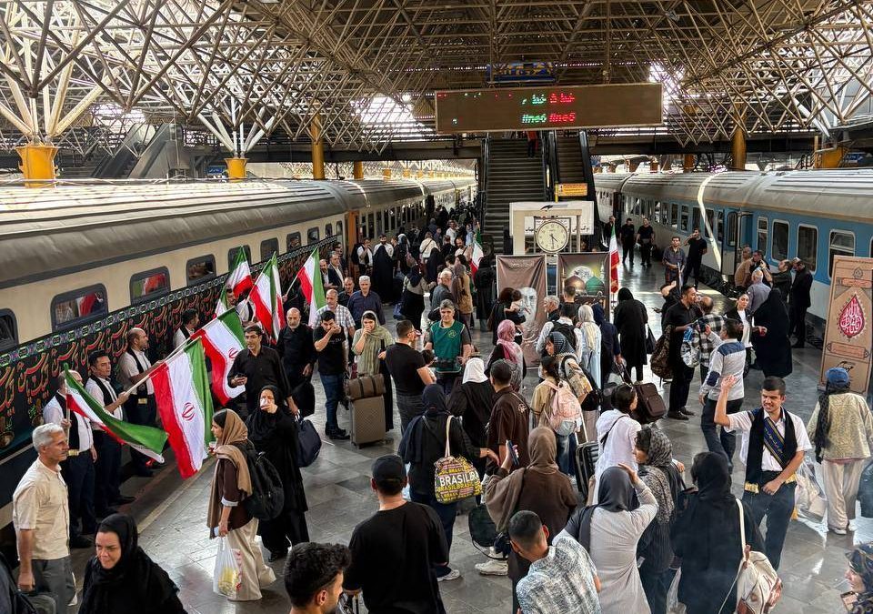 گزارش تصویری | بدرقه زائران امام رضا(ع) با قطار مهتاب سیرجم