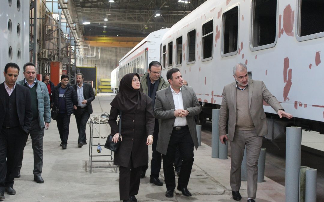 بازدید مسولان راه آهن و بانک ملی از فرایند بازسازی ناوگان مهتاب سیر جم