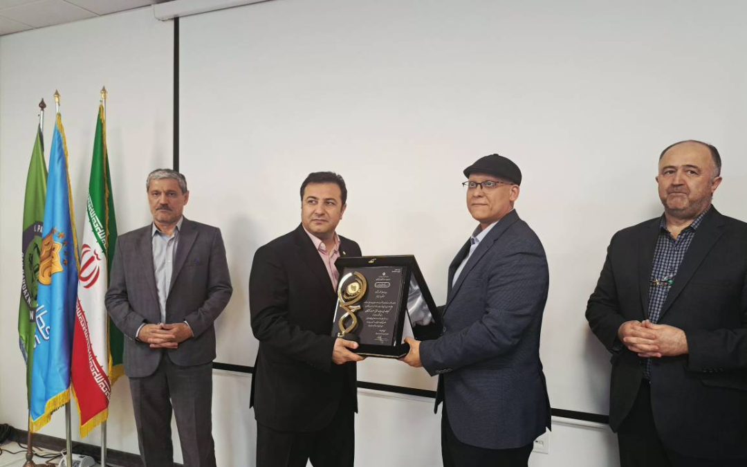 مهتاب سیرجم گواهینامه رعایت حقوق مصرف‌کنندگان را دریافت کرد